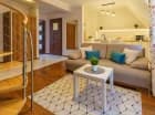 W każdym apartamencie jest też pojemna szafa oraz stolik kawowy