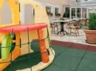 Na tarasie przygotowano kącik zabaw dla dzieci