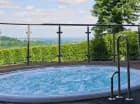 Zewnętrzne jacuzzi z widokiem na góry jest czynne cały rok