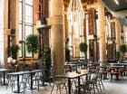 Śniadania są organizowane w restauracji z ogromnymi oknami, sięgającymi sufitu