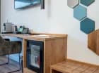 W każdym pokoju jest TV, wifi, sejf, czajnik, ekspres do kawy, minibar