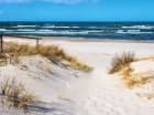 Piaszczyste plaże w Dźwirzynie są atrakcją samą w sobie
