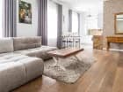 Apartament 2+2 z 1 sypialnią ma przestronny pokój dzienny