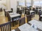 Posiłki je się w przestronnej sali restauracyjnej