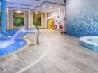 Obok basenu jest dodatkowo jacuzzi