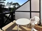 Niektóre pokoje mają umeblowany balkon