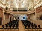 W hotelu mieści się także elegancka sala teatralno-kinowa