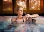 Zorganizować można m.in. prywatny seans w jacuzzi