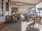 Hotelowa restauracja znajduje się nad brzegiem morza