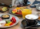 Goście hotelowi mogą także liczyć na smaczne śniadania i obiadokolacje
