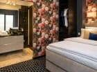 Wyposażenie pokoju obejmuje biurko, telewizor oraz internet Wi-Fi
