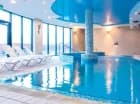 Strefa wellness to przede wszystkim basen z rwącą rzeką i hydromasażami