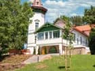 W hotelowym ogrodzie znajduje się odnowiona, XIX-w. willa