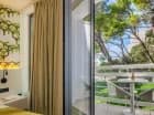 Hotel otoczony jest Adriatykiem oraz śródziemnomorską roślinnością