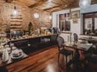 W zabytkowych murach znajduje się sala restauracyjna
