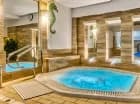 W strefie basenowej jest też jacuzzi