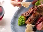 Restauracja oferuje szeroki wybór dań przygotowywanych z sezonowych składników