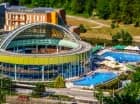 Są tu m.in.: basen z efektem fali, rekreacyjno-masażowy, jacuzzi