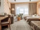 Hotel umożliwia zakwaterowanie w jasnych przestronnych pokojach