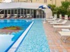 Jest tu duży basen zewnętrzny z podgrzewaną wodą i jacuzzi