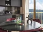 Suite posiada salon z dużym aneksem kuchennym i stołem jadalnianym