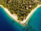 Krystalicznie czysta woda, plaże uhonorowane błękitną flagą