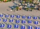 Hotel posiada strefę leżaków dla swych gości na plaży w sąsiedztwie hotelu