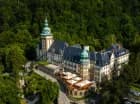 Hotel otacza park leśny, wiszące ogrody i górska zieleń