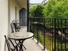 Balkon z widokiem na wewnętrzny ogród