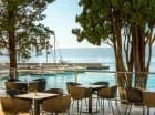 Hotel jest spektakularnie położony nad samym brzegiem morza
