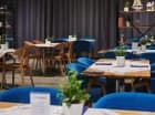 Elegancko urządzona restauracja serwuje dania kuchni polskiej i międzynarodowej