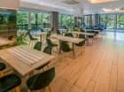 Hotelowa restauracja zaprasza na zdrowe posiłki w dużej odnowionej sali