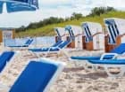 Na hotelowej części plaży znajdują się leżaki, parasole i kosze