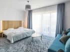 Każdy pokój wyposażony jest w: TV, WiFi, zestaw plażowy