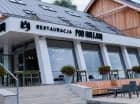 Goście stołują się w nowoczesnej Restauracji Pod Kolejką