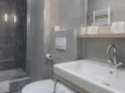 W niektórych zainstalowano wanny z prysznicem, w innych kabiny prysznicowe