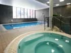 Znajduje się tutaj basen, brodzik dla dzieci oraz jacuzzi