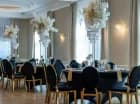 Stylowa i elegancka restauracja hotelowa przyciąga zapachem aromatycznych dań