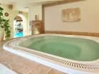 Znajduje się tutaj: basen, zespół saun, jacuzzi, prysznic wrażeń, studio cardio