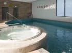 Obok basenu mieści się jacuzzi
