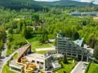 Obiekt jest położony wyjątkowo blisko wieży Sky Walk w Świeradowie