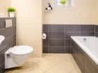 Jedna z dwóch łazienek w apartamencie nr 8