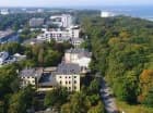 Mieści się jedynie 100 metrów od plaży