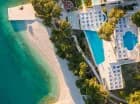 Tylko drzewa sosnowe oddzielają hotel od Adriatyku