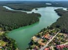 Atrakcyjny resort otoczony Puszczą Piską jest położony nad jeziorem Wiartel