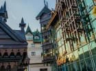 Hotel ciekawie łączy tradycyjne elementy z nowoczesną architekturą