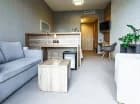 W części dziennej znajduje się rozkładana sofa, fotel i stolik kawowy