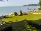 Na prywatnej plaży na gości czekają leżaki