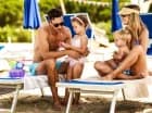 Na plaży są dostępne leżaki dla gości