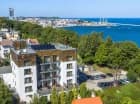 Hotel jest usytuowany na Kamiennej Górze, skąd rozciąga się piękny widok na port